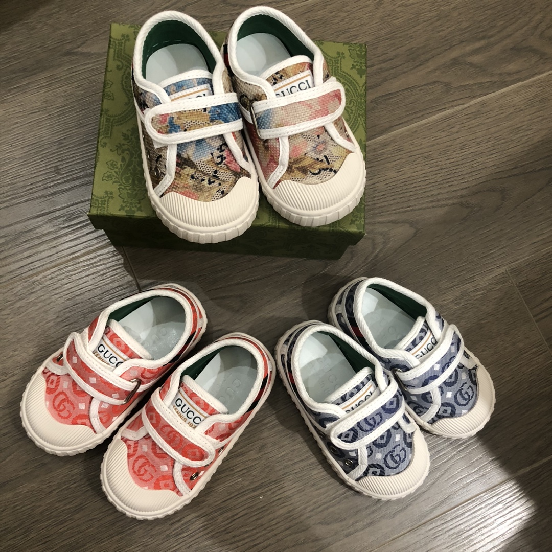 Children's shoes child